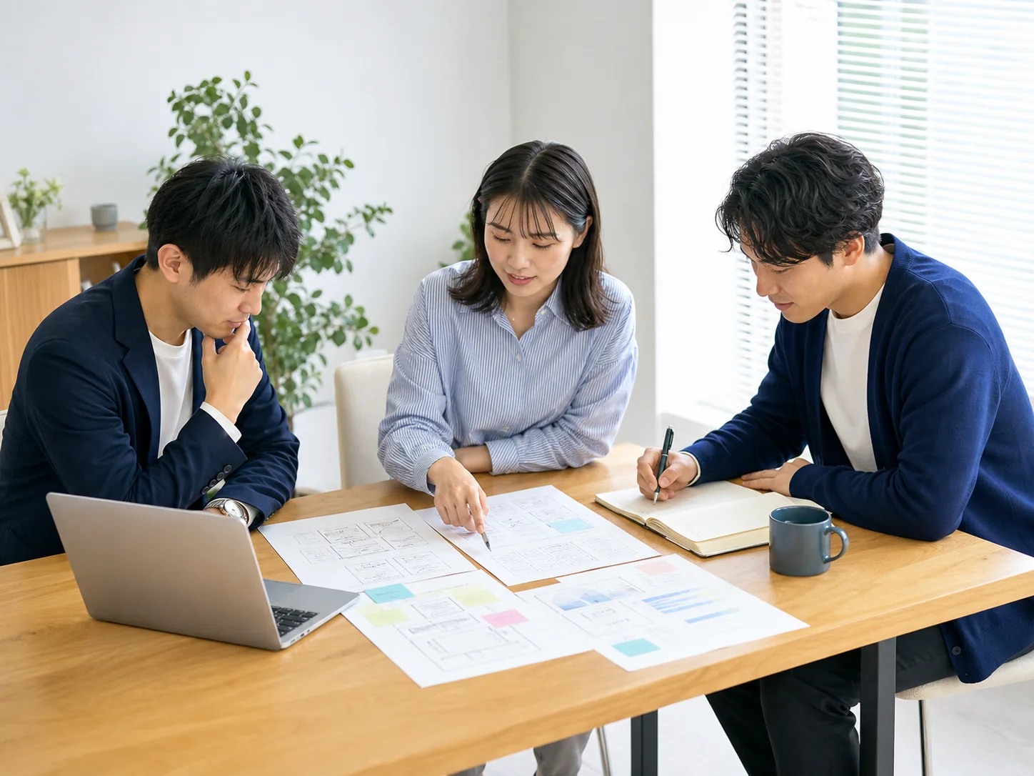 資料を見ながらWebページの内容を整理する打ち合わせ