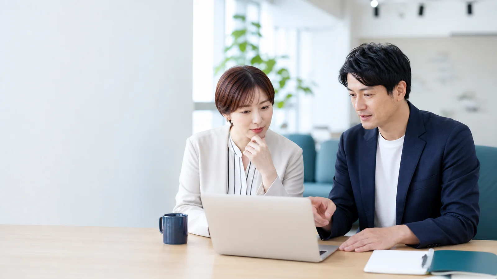 オフィスでWebページの内容を確認する担当者